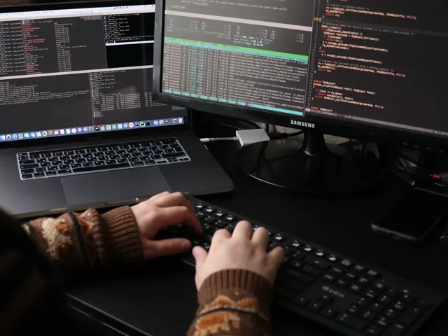 Teclado y código como símbolo del desarrollo de software